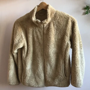 Mjuk ljusbrun munkis - Från början köp i Berlin för 400 kr men säljer billigare! Ljusbrun, mjukt material! Buda i kommentarerna, högsta bud säljs den till!