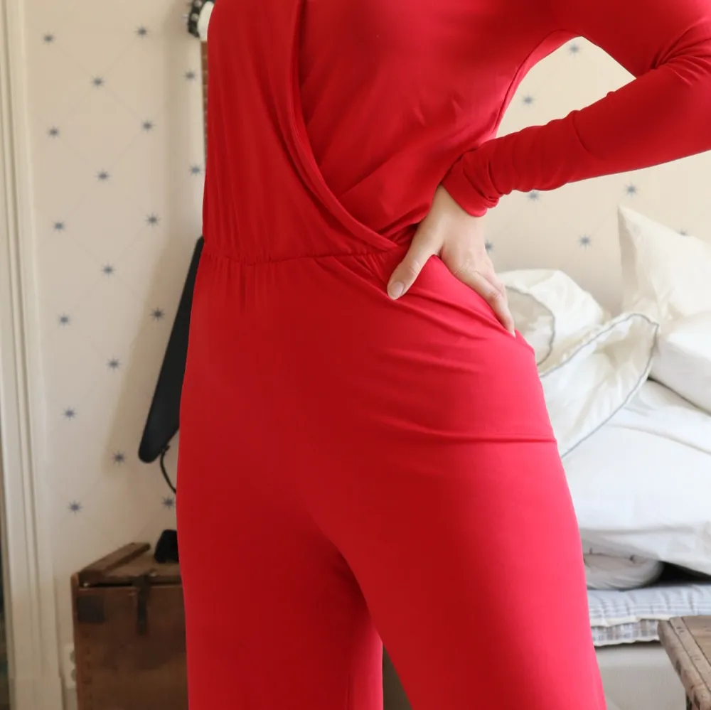 En snygg röd byxdress från Gina som är perfekt nu till jul eller till andra festligheter . Jeans & Byxor.