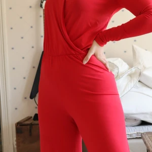 Byxdress  - En snygg röd byxdress från Gina som är perfekt nu till jul eller till andra festligheter 