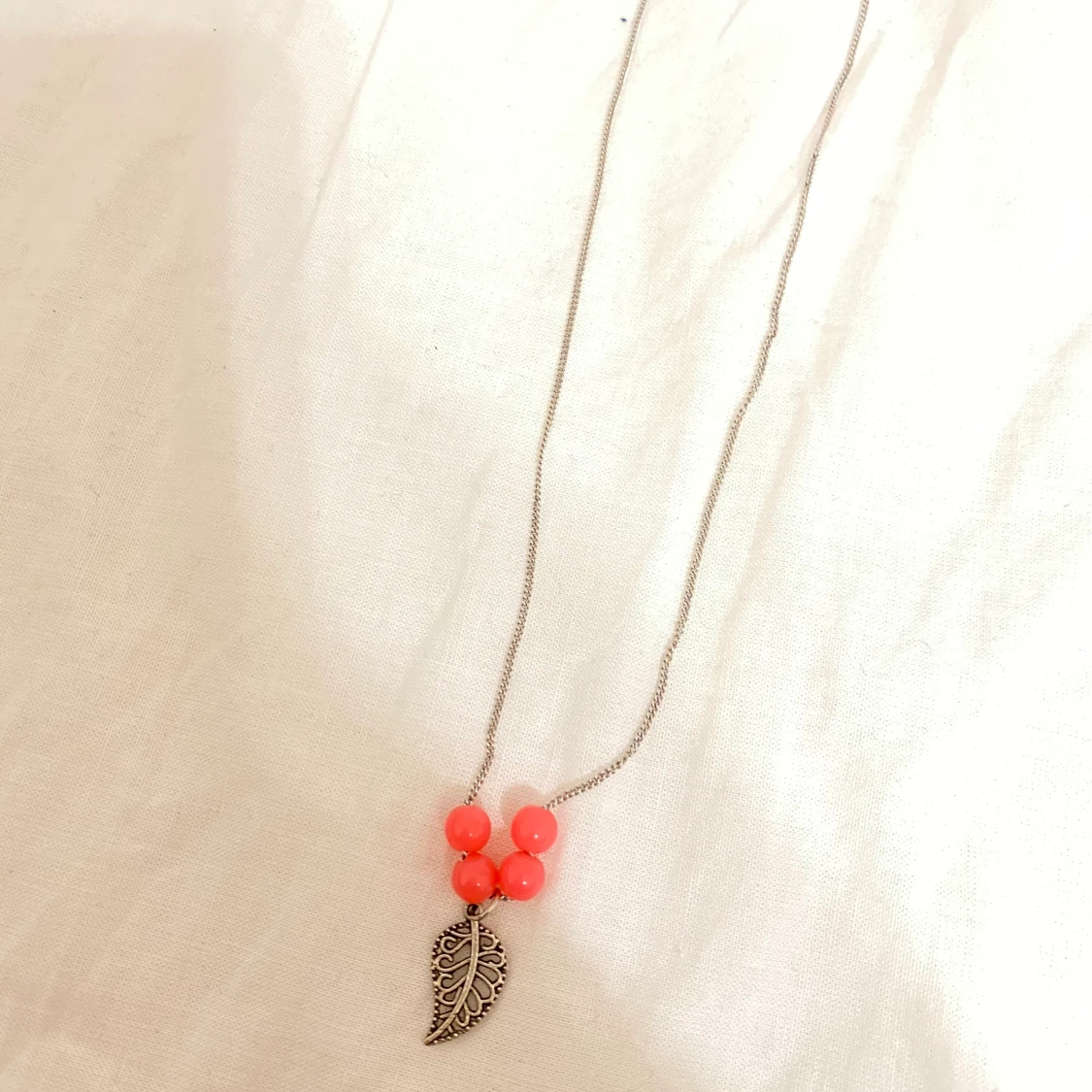 Halsband med fjäder och pärlor