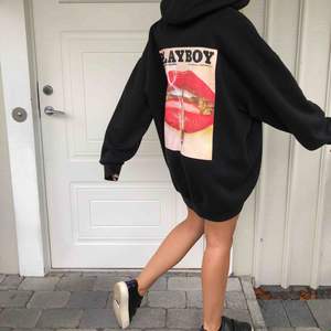 köpte denna oversized hoodien med det feta trycket ”Playboy” hör av er vid intresse💕💕 