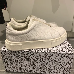 Eytys - Vita eytys i ormskinn mönster, fint skick!! Köpta för 1800kr. Box och dustbag finns💗💗 buda!!