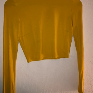 Polo tröja - Gul polotröja som är lite kortare i magen. Nyskick