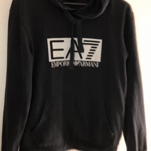 Äkta Armani hoodie - Äkta Armani hoodie, storleksklassen är bortklippt och jag minns inte storleken men ca S. Om flera är intresserade kan ni buda i kommentarerna!
