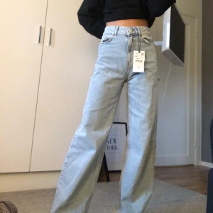 Jeans från zara - Supersnygga slutsålda jeans från zara. Prislapp kvar och helt oanvända 🤎 storlek 34!  Köp direkt för 440 + frakt (63kr) 