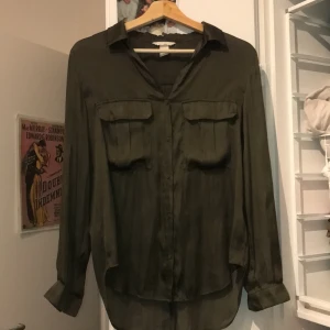 Mörkgrön ”silkes” skjorta - Säljer en mörkgrön skjorta i ”silke”! Sparsamt använd! 