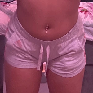 Adidas shorts - Dessa ligger bara i min garderob och får ingen användning av dom längre. Passar XS-M och sitter jättebra på mig som är M