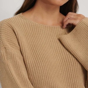 NA-KD tröja - Stickad NA-KD tröja, använd men fint skick. Köpare står för frakt. (Inte mina bilder)