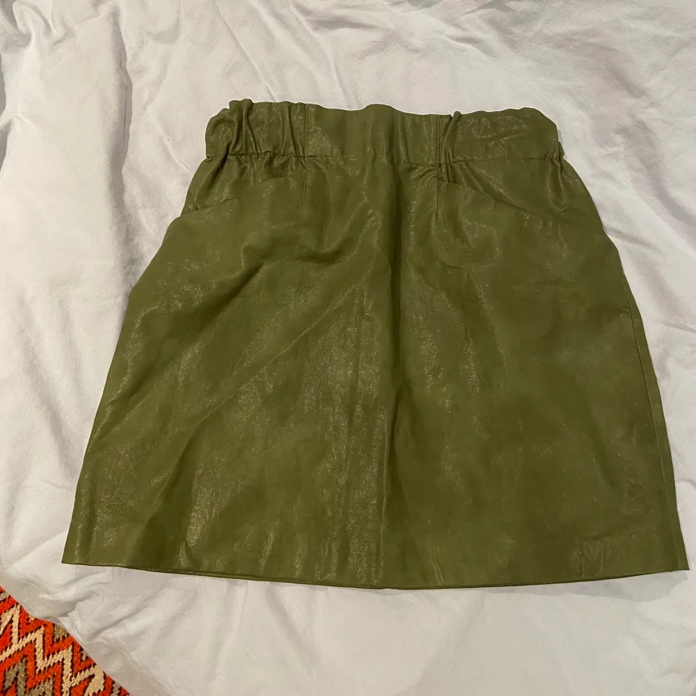 En snygg och stilren kjol som passar till de mesta. Kjolen är från zara och är i storlek S! Knappt använt den och därför väljer jag att sälja 💗 jag säljer den för 90kr men pris går att diskutera . Kjolar.
