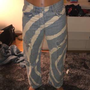 Super snygga och trendiga jeans från Ganni i storlek 36. Nypris; ca 3000kr
