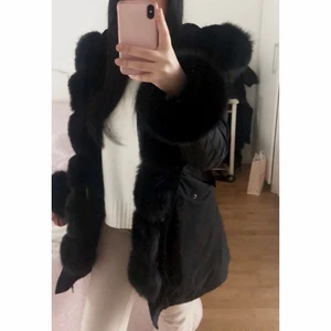 Fatima parka jacka - Säljer min fina fatima päls jacka i storlek 38/M som jag köpte förra året från butik garoff för 4000 kr🦋 Den är fräsch och i bra skick, kan mötas upp i sthlm😊 