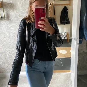 Fake skinnjacka - Fake skinnjacka från chiquelle i storlek 34. Köpt för va 1,5-2 år sedan men inte använd så många gånger. Pris går att diskutera vid snabbköp