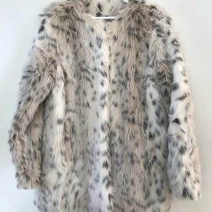 Vinter kappa  - Fusk päls vinter jacka beige storlek M/L