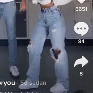 Straight Jeans - Raka jeans från H&M med slitningar. Slutsålda typ överallt och superpopulära. Storlek 36, helt nya med prislapp på. Buda från 300kr (högsta bud 570kr)🥰 AVSLUTAR BUDGIVNINGEN TORS 10/9