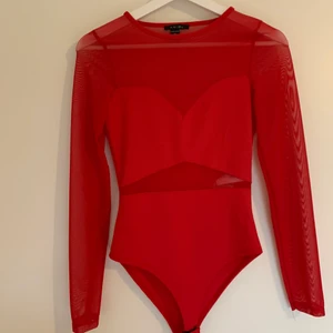 Röd body - 40kr - xs - Röd body i storlek xs, passar även s. Aldrig använd! 40k+ frakt