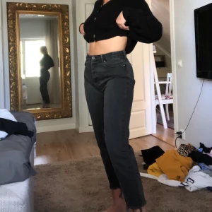 Mom jeans från bikbok strl M - Ett par högmidjade ankellånga mom jeans från bikbok som jag tyvärr inte använder längre. Storlek M men jag som vanligtvis har S kan använda dom. Använt skick och lite urtvättade därav priset. Frakten står köparen för:)❤️❤️❤️