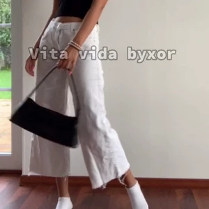 Vita vida byxor  - Vita vida byxor🦋 har en liten fläck på baksidan (bild 3), annars är de i bra skick💕200kr💕 