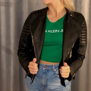 Chiquelle skinnjacka  - Svart Chiquelle Skinnjacka. Säljes pågrund av att den inte kom till använing. Bra skick då den knappt är använd. Pris kan diskuteras. 