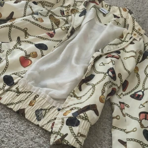 Vintage kavaj strl 34 - Jätte fin vintage kavaj, köpt på Gina tricot. Fint skick använd en gång)