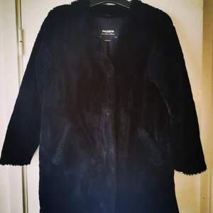 Nice black fur coat from Pull & Bear in size M. Post is 63:-