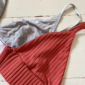 TOPP/BH - röd/orange från Gina Tricot i storlek M. Den gråa från lager 157 i storlek L men passar M. Båda för 50 kr. Möts på Södermalm och vid frakt står köparen för kostnad!