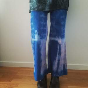 Hippie jeans tie-dyed in size 34 ( waist is 65cm). Post is 63:-