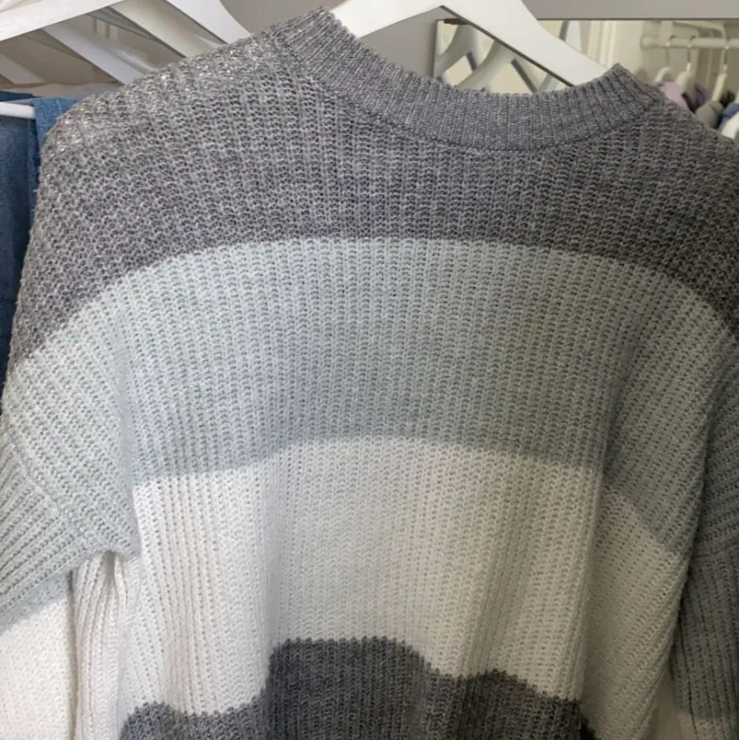 Säljer denna stickade tröja från nakd🦋🦋. Hoodies.