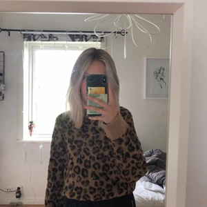 Stickad tröja - Snygg leopard tröja från hm!!! Bra material och perfekt nu när det börjar bli lite kallare😍😍🥰💖💝👍🏼Jag har strl xs fast passar nog både större och mindre beroende på hur man vill ha den 🤩💘👍🏼