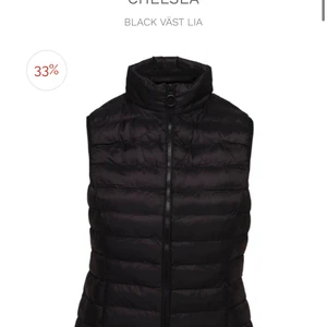 Svart väst - Säljer en liknande väst som detta, perfekt till hösten! Köptes förra hösten å nästan aldrig använd!❣️