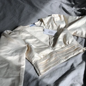 ANNA SKURA X NA-KD - Säljer en fin blus som är köpt på NA-KD hemsida som inte säljs mer. Köpt för 4 månader sedan som jag aldrig använt, enbart testat. Säljer bga för liten storlek! FRAKT KAN DISKUTERAS ELLER SÅ KAN JAG MÖTAS UPP I CENTRALA GÖTEBORG