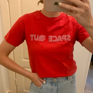 T-Shirt envii - T-shirt från Envii, står ingen storlek men sitter lite lösare på mig som vanligtvis bär storlek S.