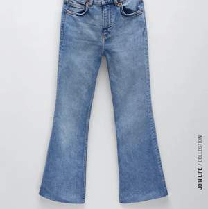 Säljer ett par oanvända Flare jeans åt min mamma då de inte kommer till användning, bara provade och från Zara, frakt tillkommer❤️ Nypris 259kr💓