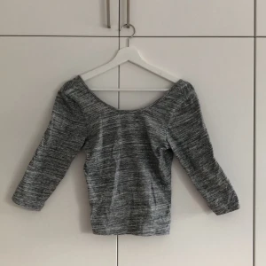 Tröja Grå - Grå ganska uringad tröja med trekvarts-ärm. 