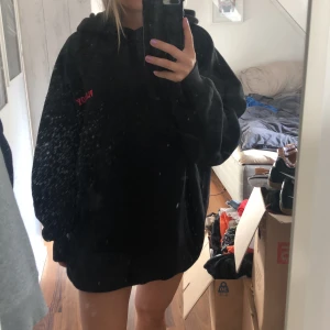 Missguided x Playboy hoodie dress - Hoodie dress knappt använd men lite nopprig. Köpt för 650kr. Buda i privata meddelande. Frakt tillkommer