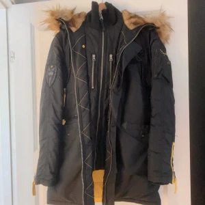 Alpha INDUSTRIES , PPS N3B Wmn Jacket Black  - Storlek S, har använts ett fåtall gånger förra vintern, allt är i bra skick! 