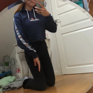 Ellesse hoodie - Säljer denna coola ellesse hoddie som är i en kort modell, köptes ganska nyligen och har andvänts 1-2 gånger! Köptes för 499kr den är i storlek 36 men jag köpte den på en sport affär i Frankrike (JD sports) och den är liten i storleken  