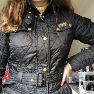 Svart jacka från Barbour  - Klassisk svart jacka från Barbour i strl 36. Sitter bra på mig som brukar ha 38/40, men har tyvärr tröttnat på den! 💛