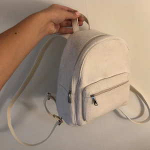 ryggsäck - liten vit ryggsäck, aldrig använd!