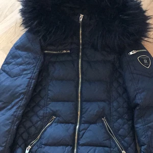 Rock and blue jacka st 34 - Säljer nu min rock and blue jacka som är i fint skick. Den är endast använd 1 vinter. Jackan är i färgen svart och gjord av dun, det ingår en svart syntetspäls. Storlek 34, finns i Malmö och säljes för 1500kr. 