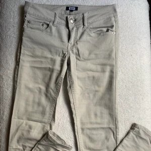 Beiga jeans från bikbok - Lågmidjade tajta chinosbyxor från BikBok. Säljer då dem inte längre passar, knappt använda. Möts upp i sthlm eller köpare står för frakt. Pris kan diskuteras.