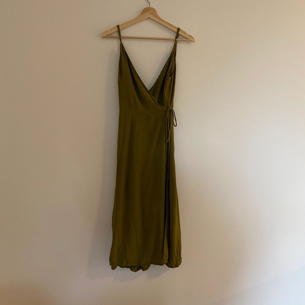 V-ringad olivgrön klänning. Längd- under knät. Storlek 36. 120kr + frakt. . Klänningar.