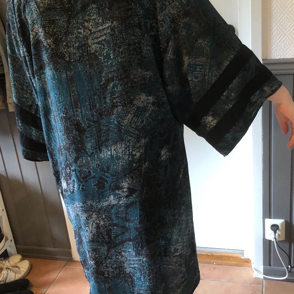 Fin kimono i grönt och svart. Priset är inkl. frakt.. Tröjor & Koftor.