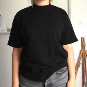 T-shirt från collusion - Svart T-shirt från collusion i storlek XS, aldrig använd 