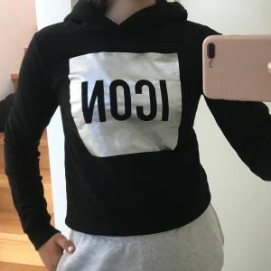 Svart hoodie strl XS - Svart hoodie med tryck från Gina Tricot. Storlek xs och priset är 50kr+frakt. 