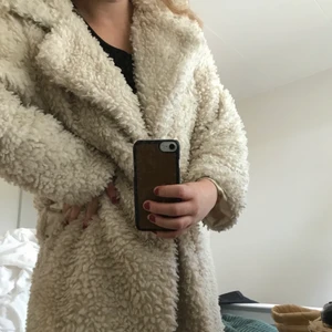 Teddy jacka  - Säljer min mysaigste Teddy jacka från Chiquelle för den inte kommer till användning 😓😓 den är vit/ creme vit men färgen syns dåligt pga ljuset 🤪 storlek S, passar XS-M. 150kr.(+ frakt) BUDA I KOMMENTARERNA 🥰🥰💘