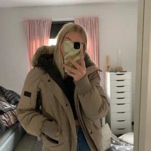 Canada goose jacka - Vinterjacka från canada goose. Knappt använd därför säljer jag den. Jackan är i storlek 2xs men jag är en S och den sitter jättebra på mig så tror även en M skulle på sig den! 
