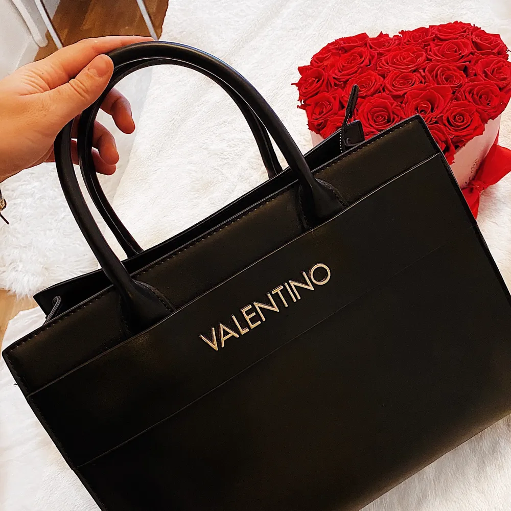En valentino väska,äkta. Köpte för 1år sen har använt i 2/3 gånger. 👜. Väskor.