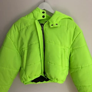 Limegrön pufferjacka från BOHOO  - Köpte denna pufferjacka förra året, använd 2 gånger. Därav i väldigt bra skick, som ny! Säljer pga att den inte kommer till användning. 