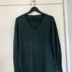En mörkgrön stickad tröja jag säljer då den inte kommer till användning. Köpare står för frakt. ;)