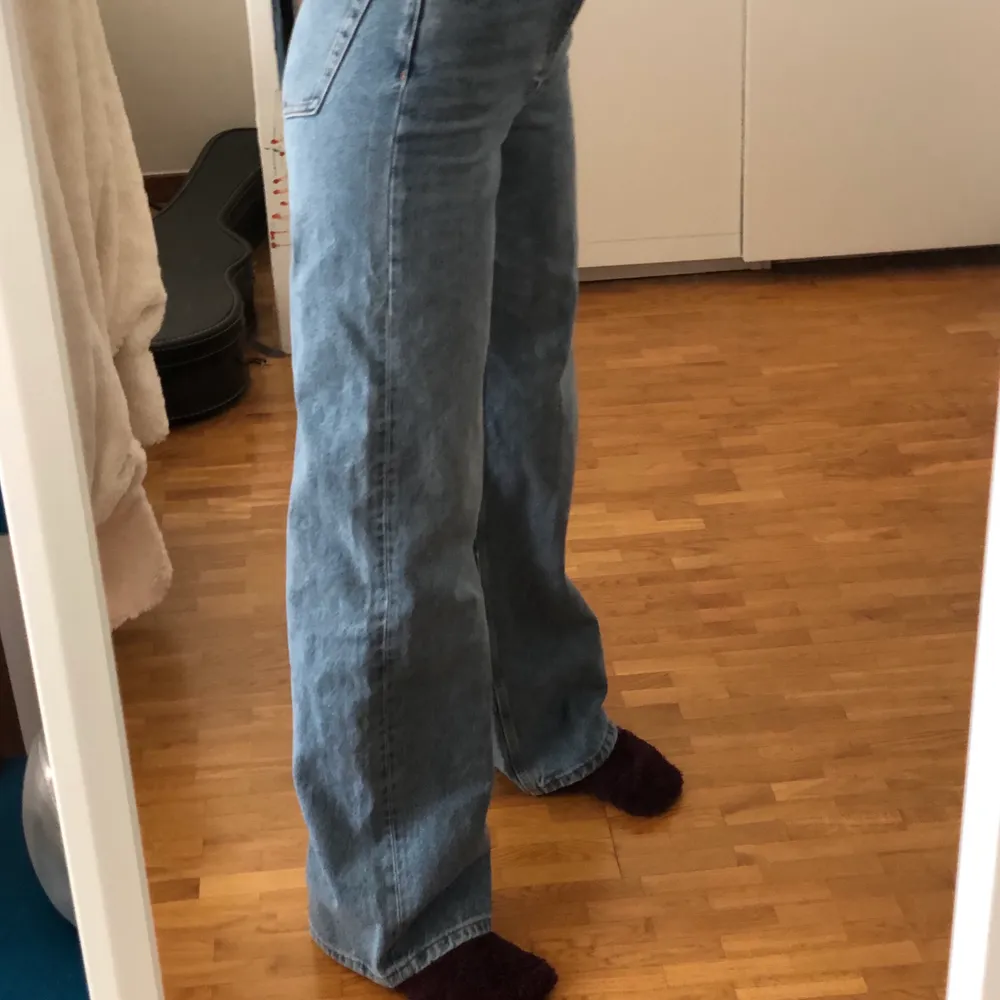 Fina jeans från monki. Oanvända pågrund av att jag köpte fel storlek. Kan frakta eller mötas upp i Uppsala💕. Jeans & Byxor.